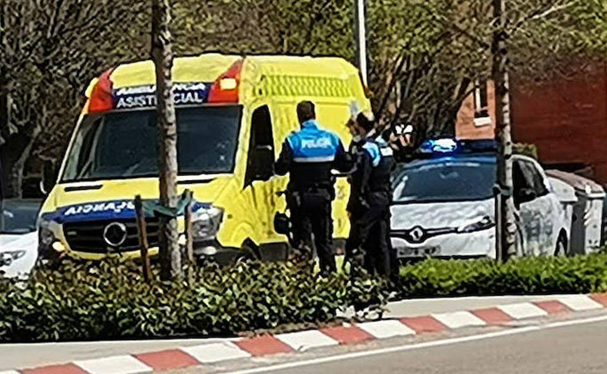 Imagen de archivo de una ambulancia y policías locales en Valladolid. 