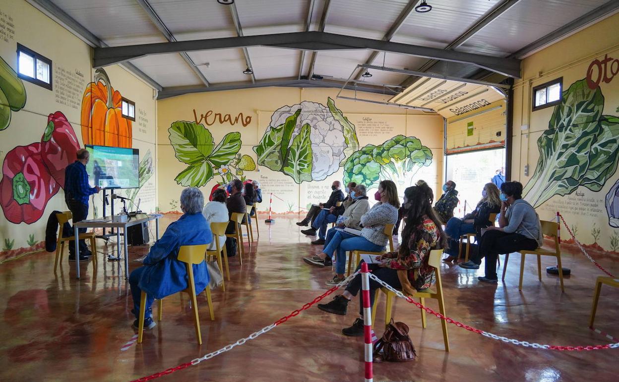 Actividad formativa en una dependencia de la zona de huertos urbanos de Salamanca.