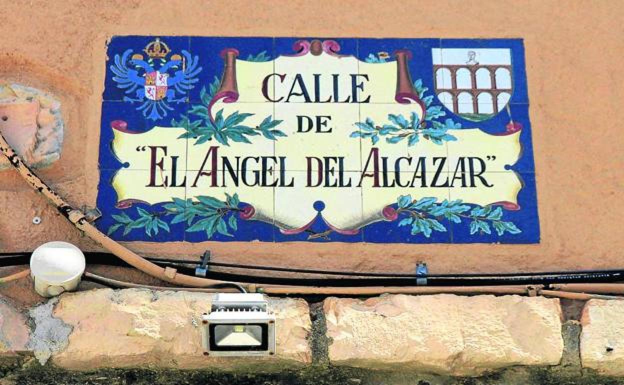 Cartela de la calle El Ángel del Alcázar, en el barrio de La Albuera. 