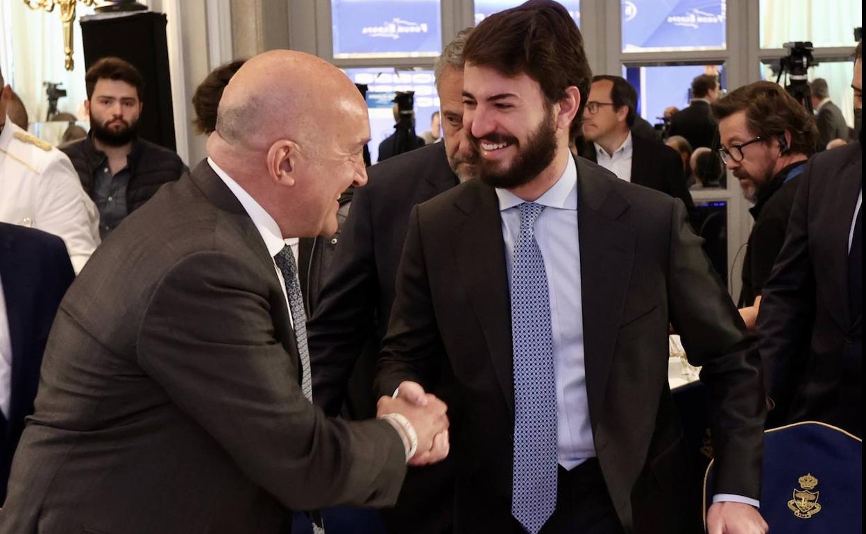 El consejero de Presidencia, Jesús Julio Carnero, saluda al vicepresidente de la Junta de Castilla y León, Juan García-Gallardo en el acto de Nueva Economía Fórum en Madrid. 
