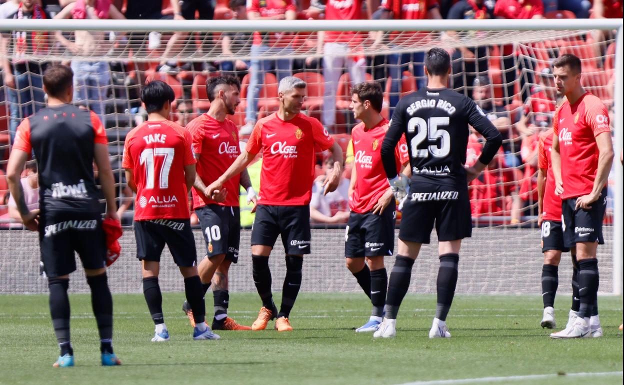 Los jugadores del Mallorca se lamentan tras la derrota contra el Granada.