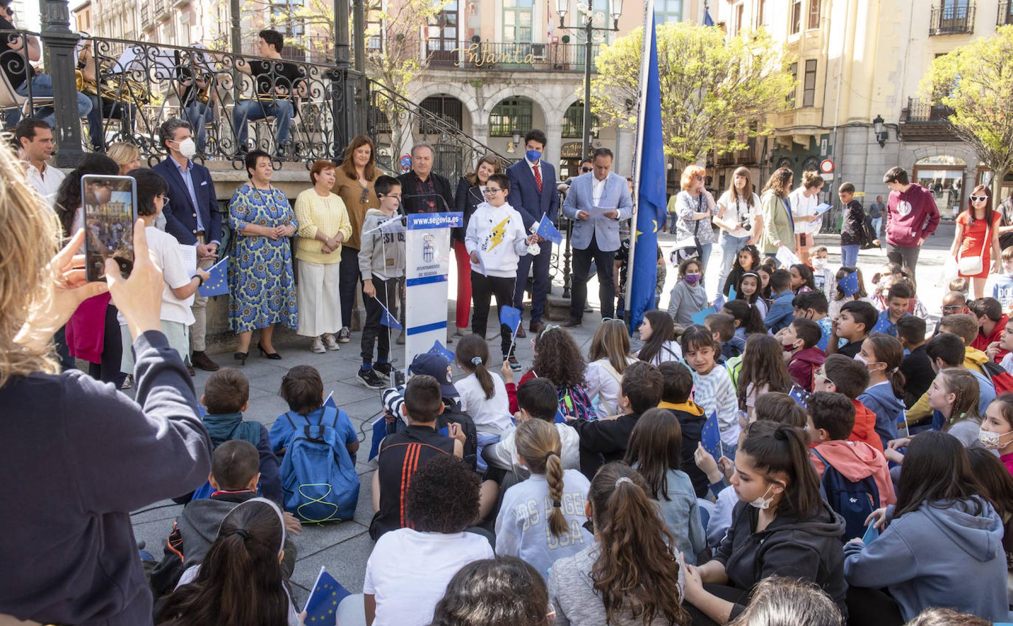 Escolares segovianos, durante los actos del Día de Europa celebrados en la Plaza Mayor.