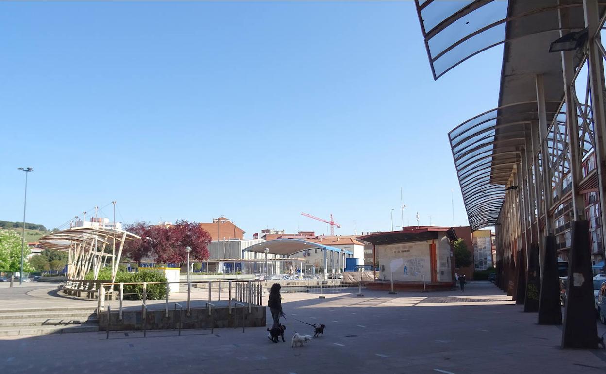 Las vallas rodean el escenario de la plaza de la Solidaridad, que será ampliado. A la izquierda, junto al aparcabicis se habilitará una rampa para salvar la escalinata. 