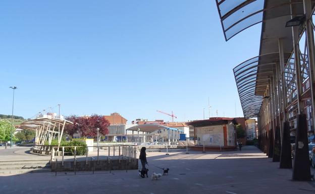 Primeros trabajos de rehabilitación en la plaza de la Solidaridad