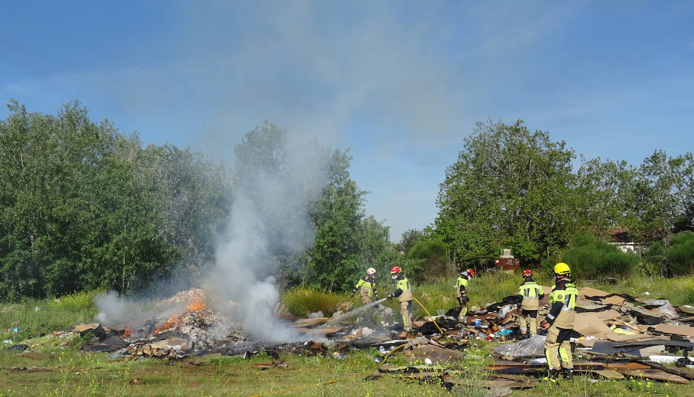 Fotos: Un incendio genera una gran columna de humo en Delicias