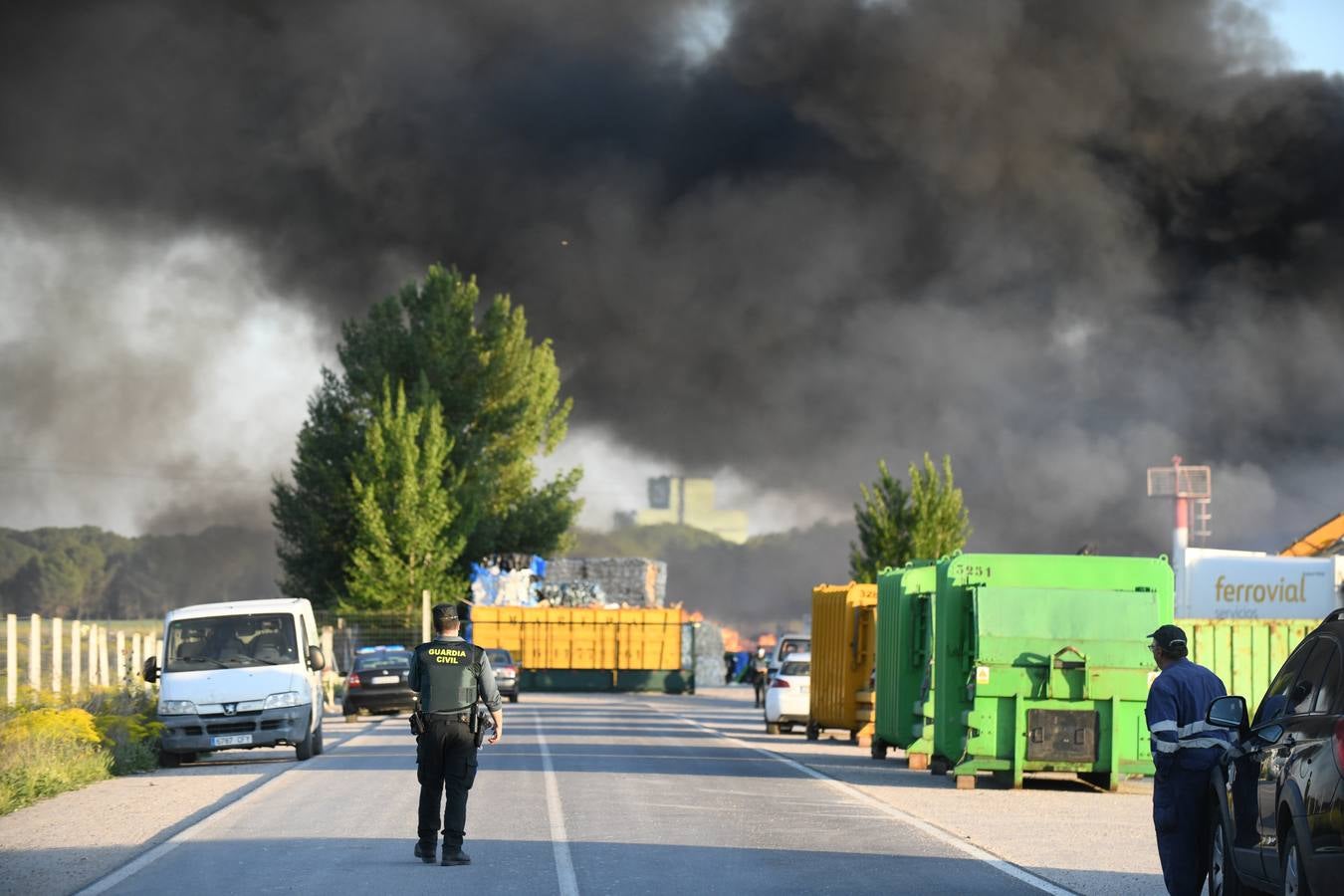 Fotos: Incendio en una empresa de reciclaje de Aldeamayor de San Martín