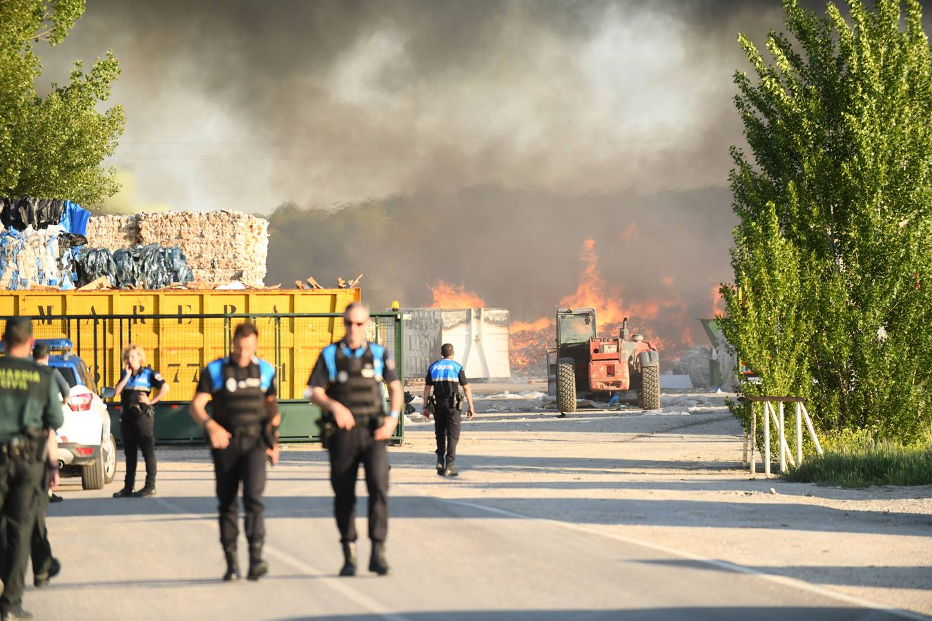 Fotos: Incendio en una empresa de reciclaje de Aldeamayor de San Martín