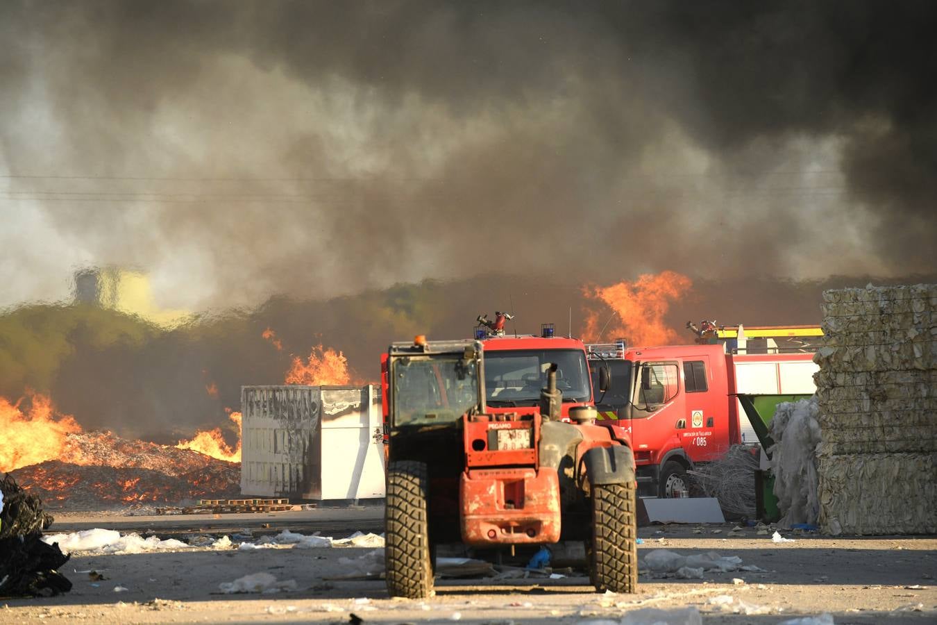 Fotos: Incendio en una empresa de reciclaje de Aldeamayor de San Martín