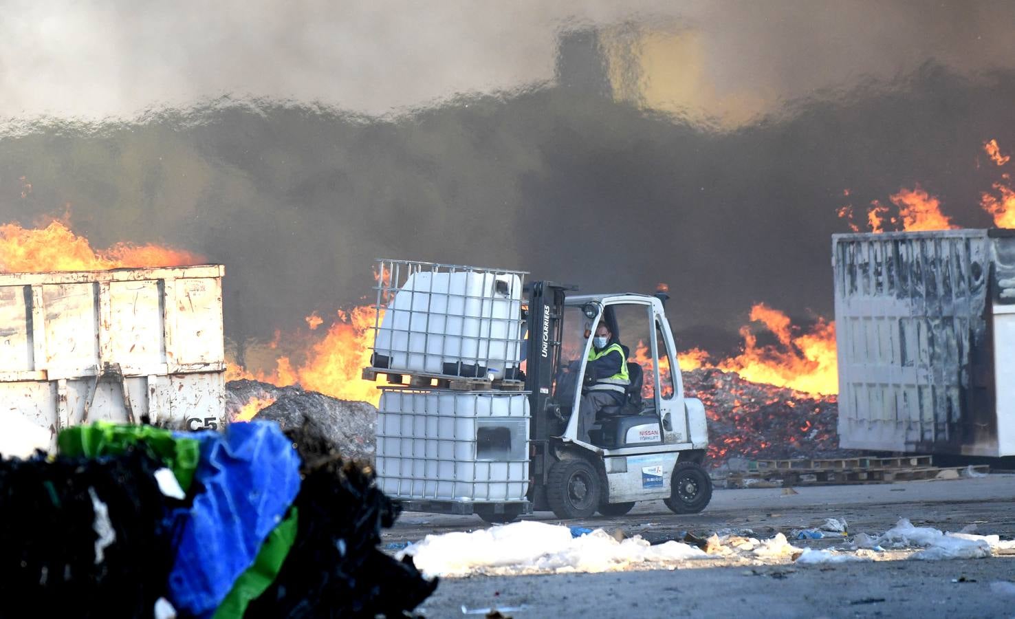 Fotos: Incendio en una empresa de reciclaje de Aldeamayor de San Martín