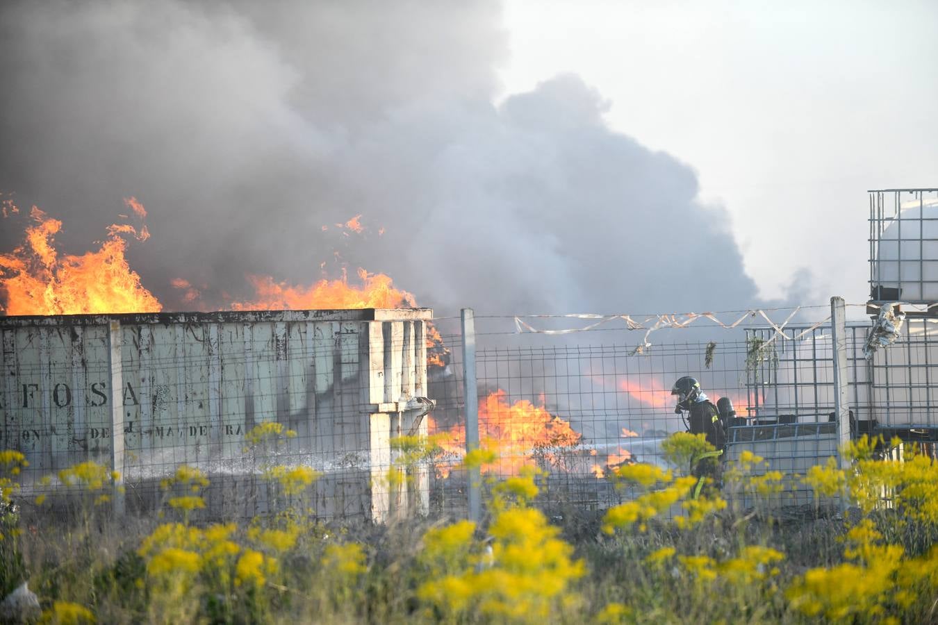 Fotos: Incendio en una empresa de reciclaje de Aldeamayor de San Martín