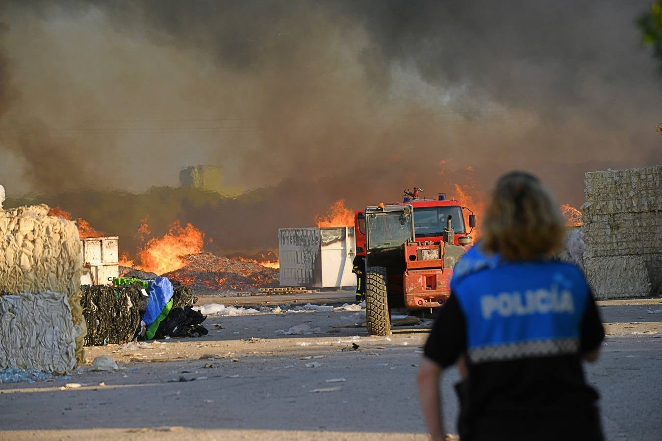 Fotos: Incendio en una empresa de reciclaje de Aldeamayor de San Martín