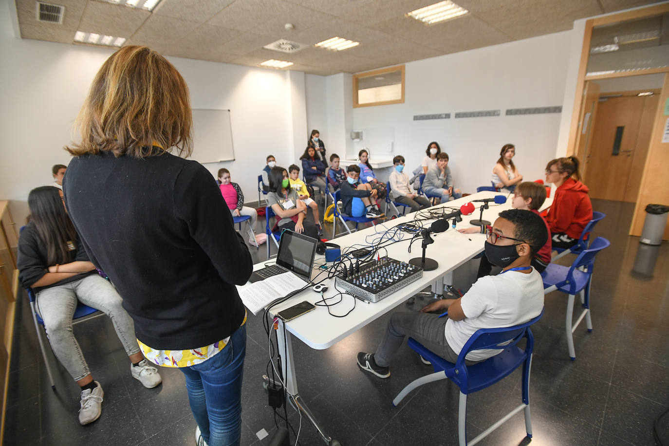 Taller de radio, en el Centro Cívico Canal de Castilla. 