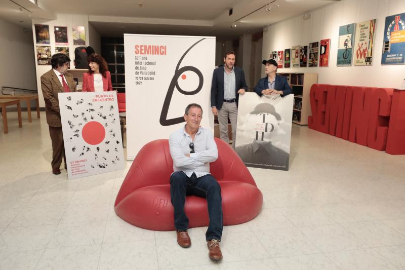 José Luis Segovia, autor del cartel de la Sección Oficial, sentado delante de él. 