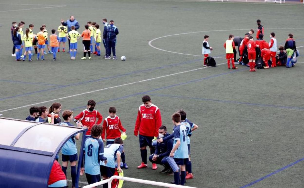 Equipos de fútbol base antes de empezar un partido. 