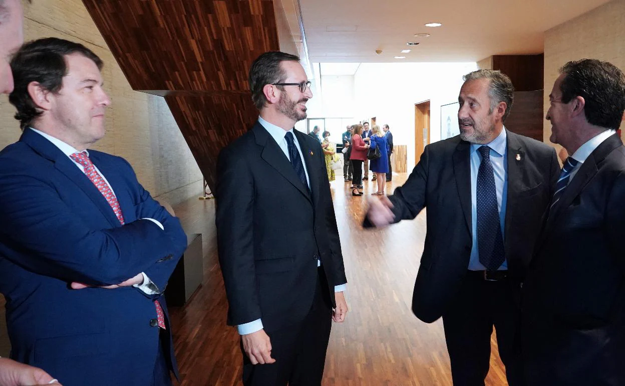 Javier Maroto saluda a Carlos Pollán, presidente de las Cortes, en presencia de Alfonso Fernández Mañueco.