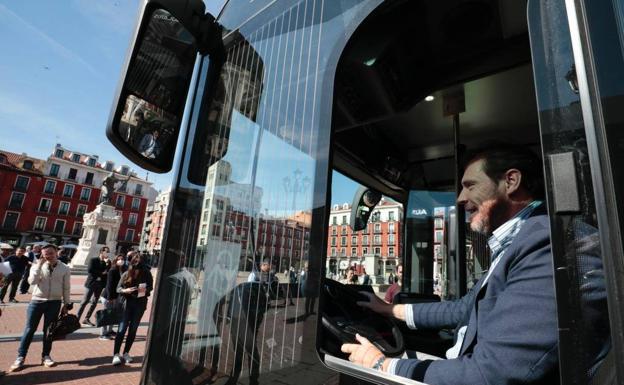 El alcalde, al volante de uno de los vehículos.