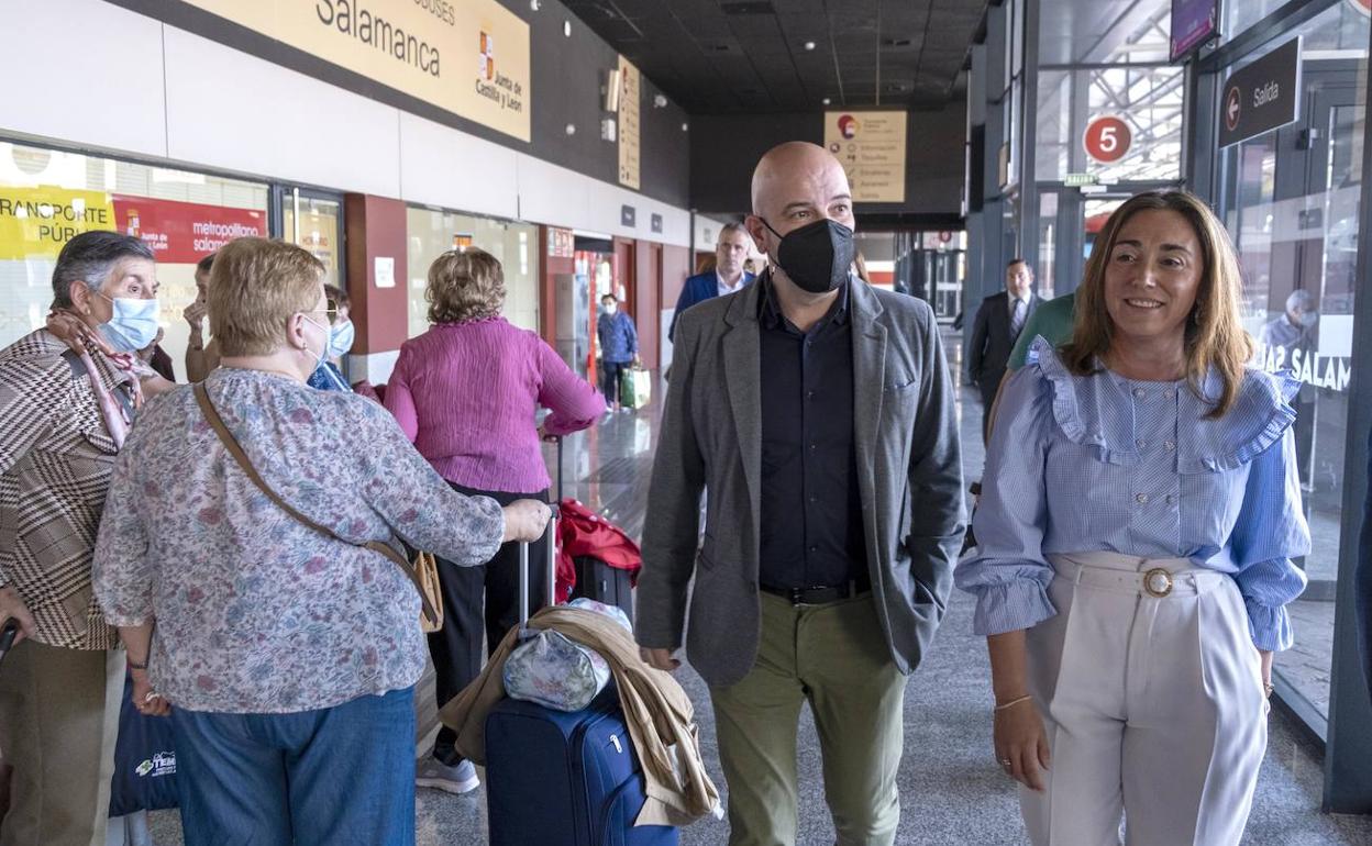 La consejera de Movilidad y Transformación Digital visitando la estación de autobuses de Salamanca junto a su director. 