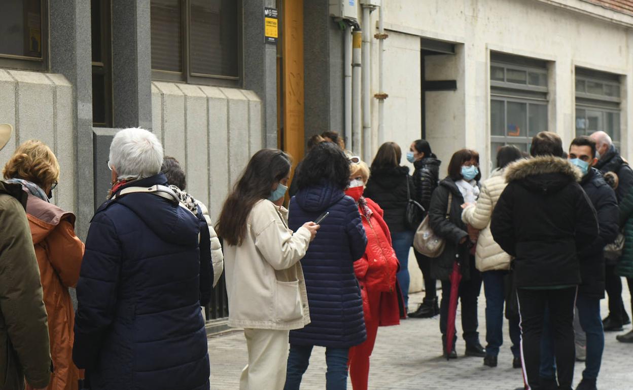 Cola para votar en las elecciones del Colegio de Enfermería frente a la sede en Valladolid el pasado mes de marzo. 