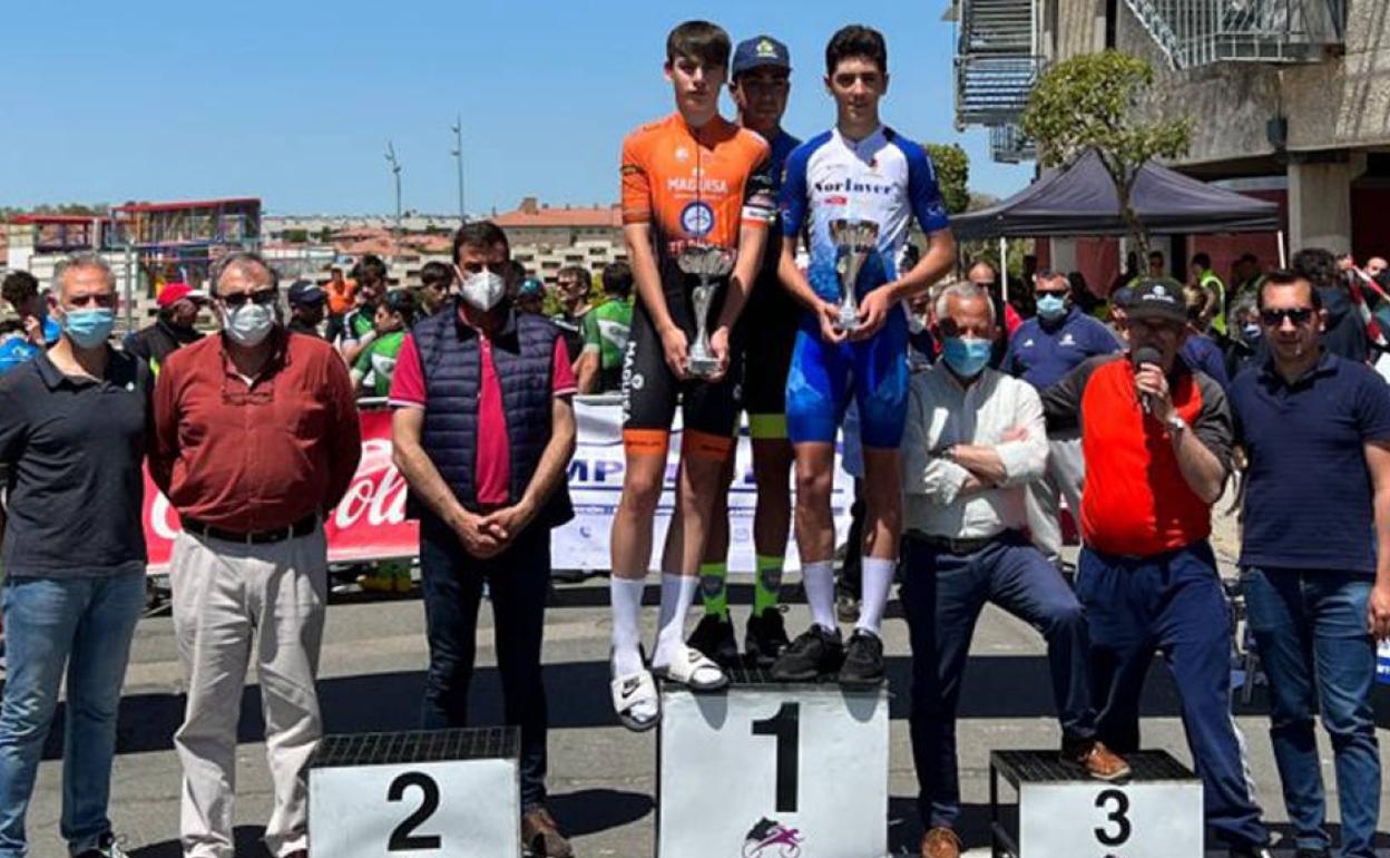 Pablo Leno, Emilio García y Marcos Sánchez, en el podio de ganadores. 