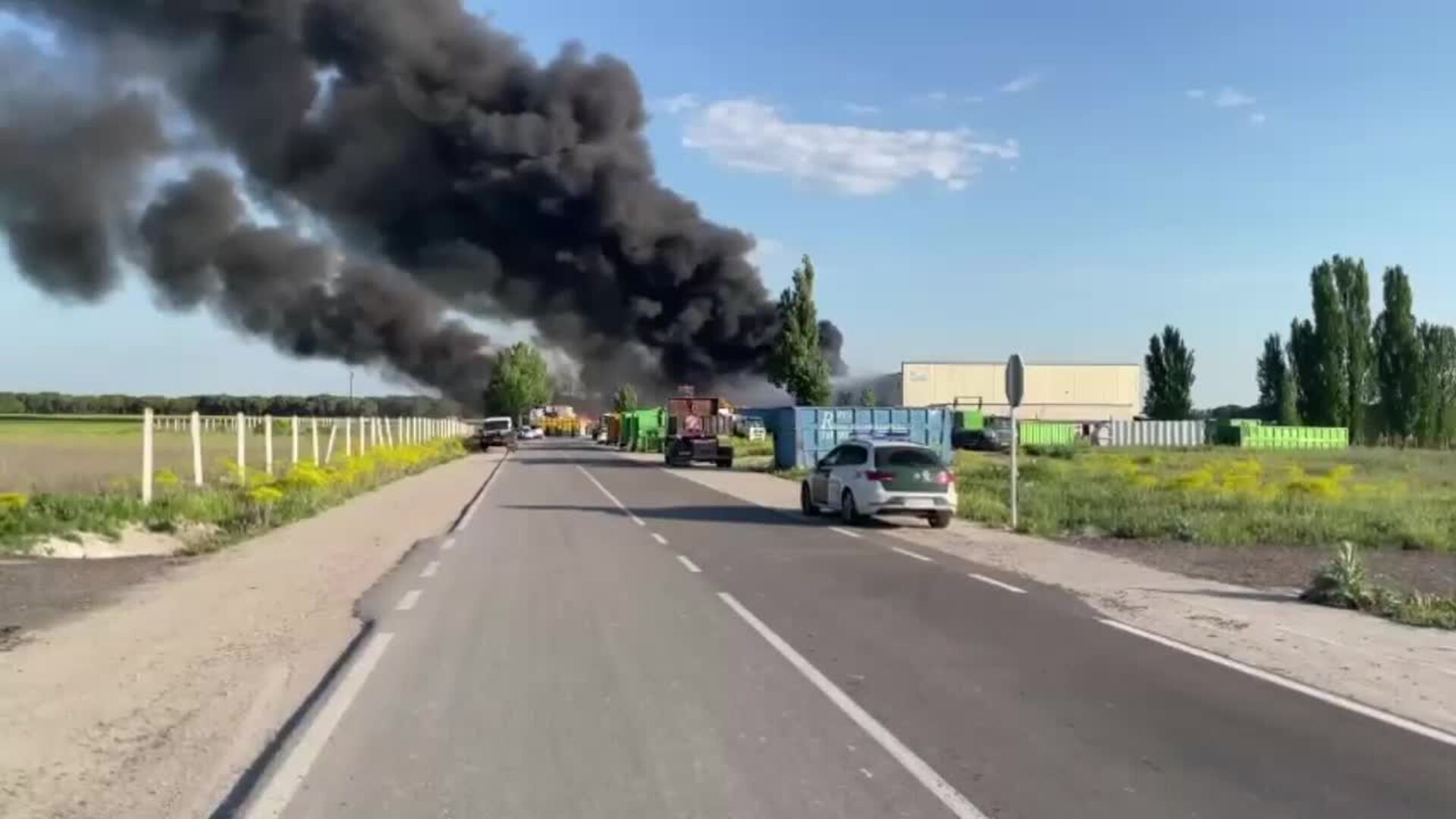 Declarado un incendio en una empresa de reciclaje de Aldeamayor de San Martín