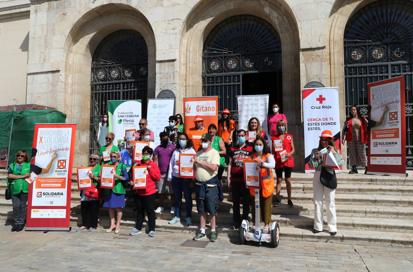 Representantes de las ONG que respaldan la campaña informan en la Plaza Mayor. 