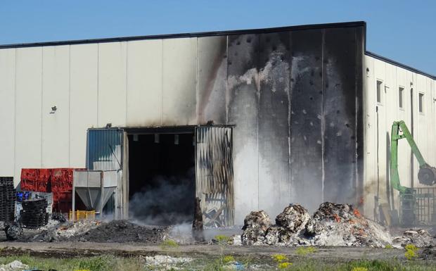 Imagen principal - El fuego devoró 850 toneladas de cartón y plásticos en Aldeamayor