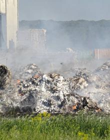 Imagen secundaria 2 - El fuego devoró 850 toneladas de cartón y plásticos en Aldeamayor