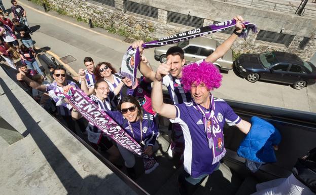 Aficionados del Real Valladolid se dirigen a Ipurua por una de las escaleras mecánicas de la ciudad. 