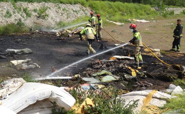 Trabajos de extinción del incendio de colchones en La Florida. 