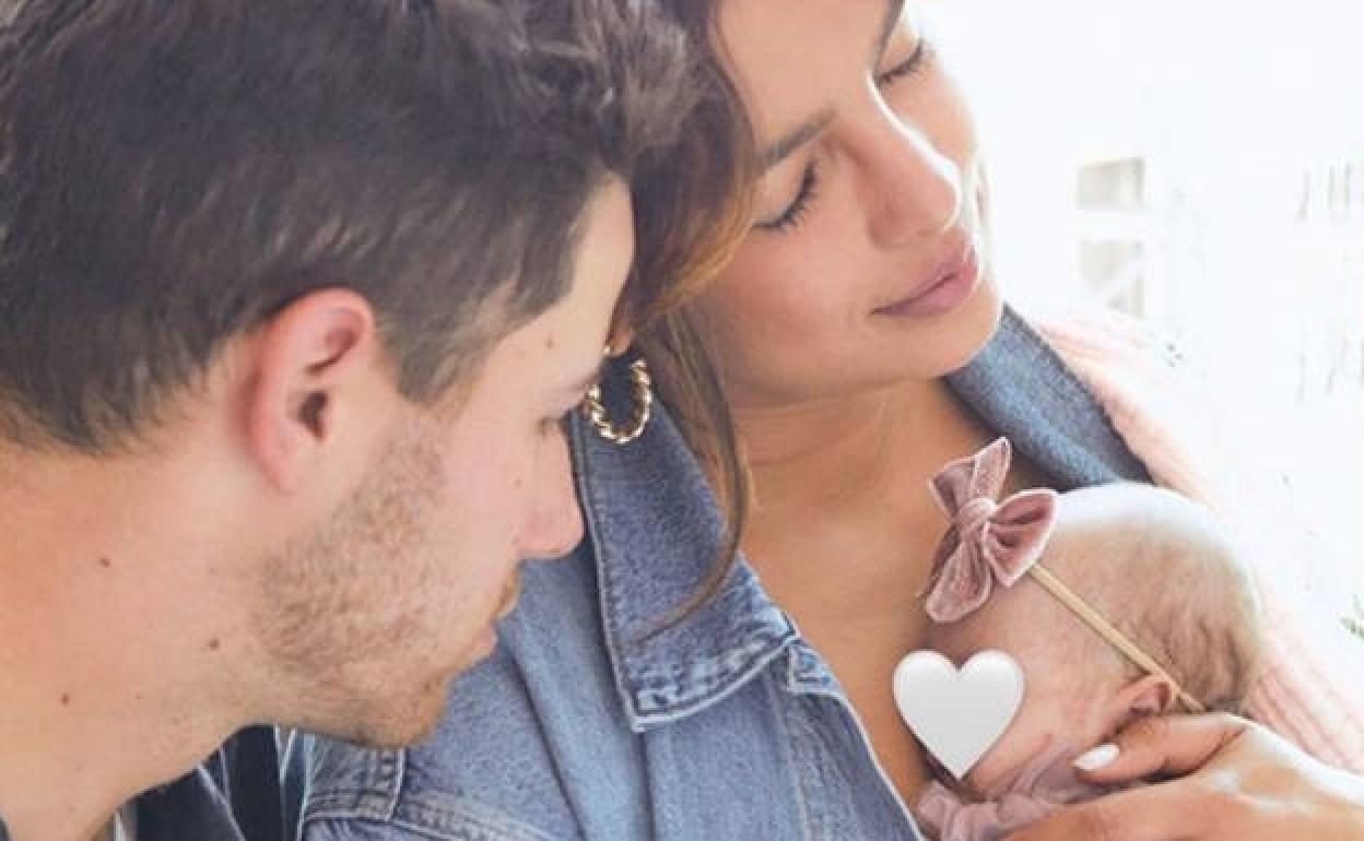 La joven pareja con su bebé recién llegado. 