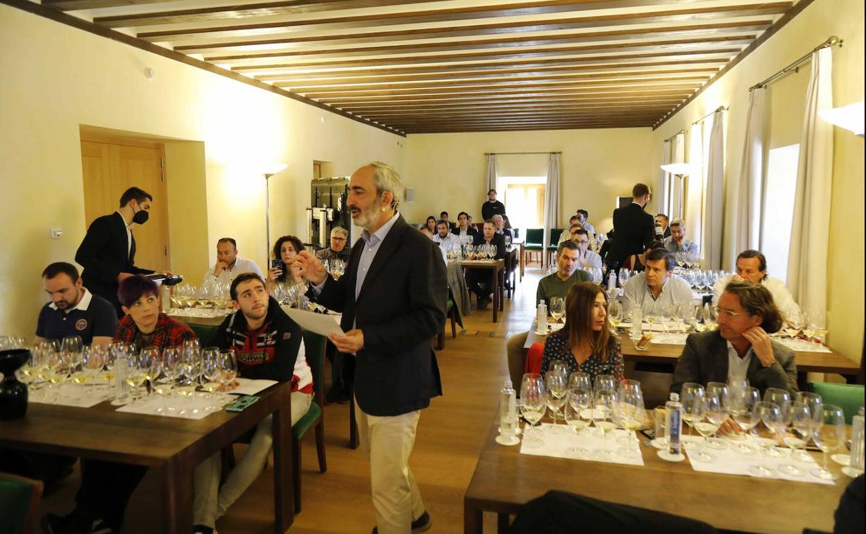 Álvaro Pérez, durante la cata de las diez añadas del blanco de guarda LeDomaine. 
