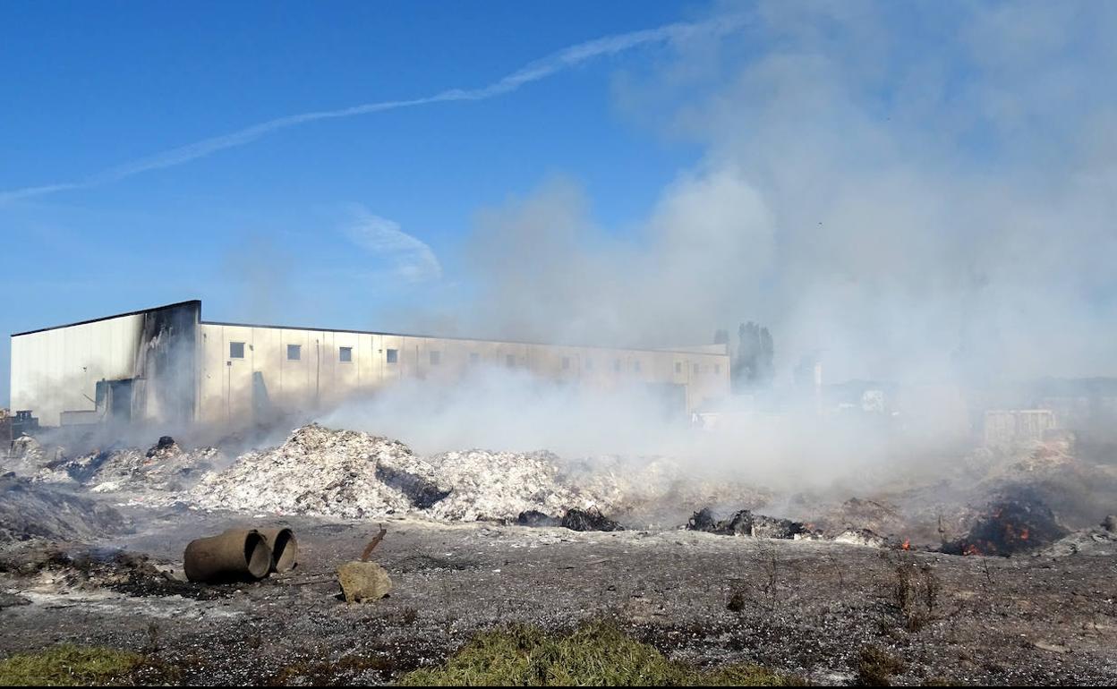 Rescoldos del incendio, ya controlado, en la planta de reciclaje de Aldeamayor. 