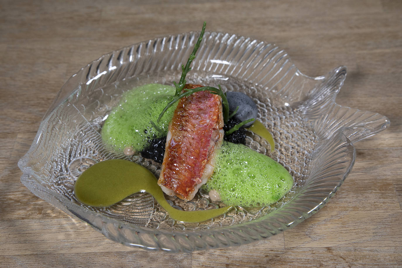 Imagen secundaria 2 - Arriba, patatas a la importancia con cocochas de merluza y gambas. Abajo, setas, huevo y trufa; y lomo de salmonete. 