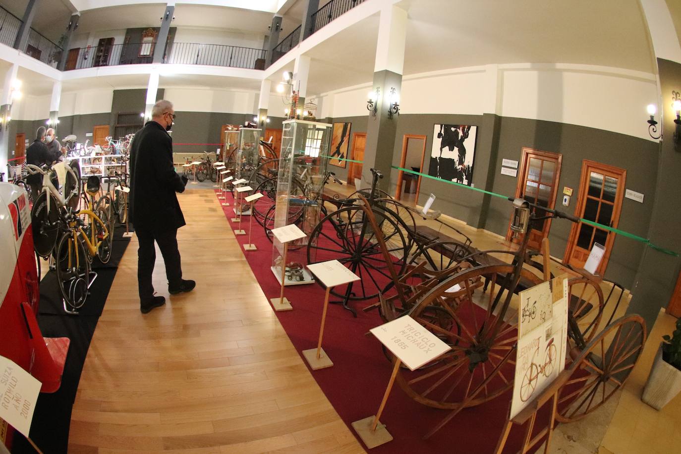 Fotos: Exposición de bicicletas antiguas en Medina de Rioseco