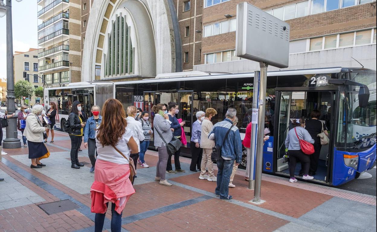 Usuarios de Auvasa suben a un autobús en la parada de la plaza de España. 