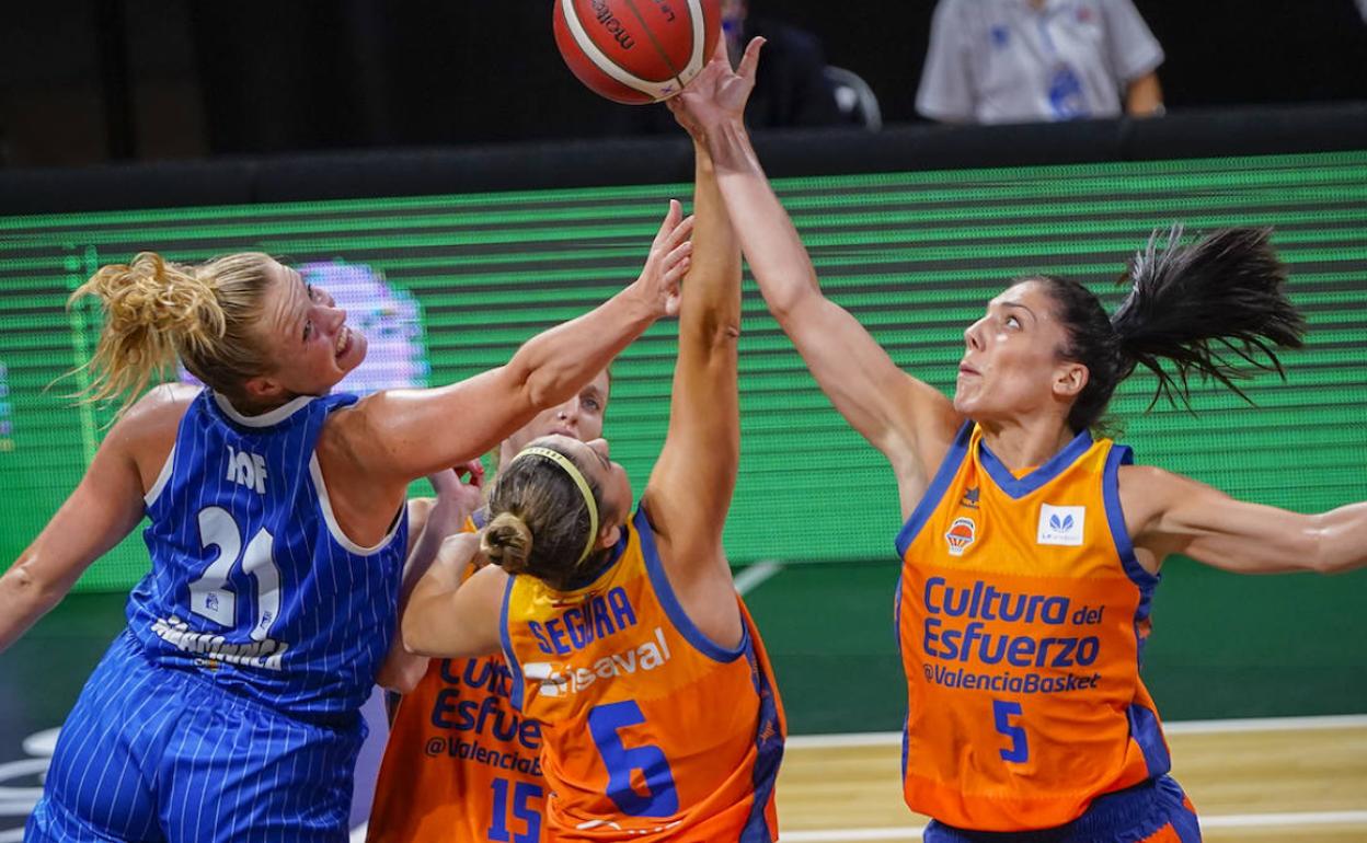 Hof pugna por rebote con varias jugadoras del Valencia Basket. 