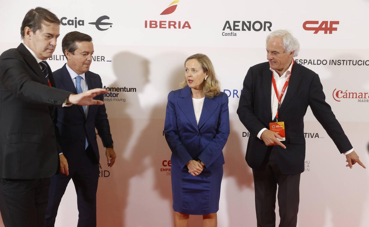 Nadia Calviño, antes de decidir que no se hacía la foto con tanto hombre.