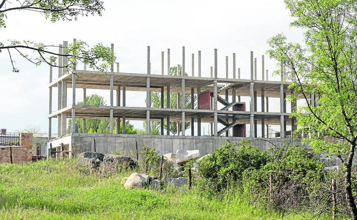 Esqueleto de la construcción sin terminar del colegio de las Concepcionistas en La Lastrilla. 