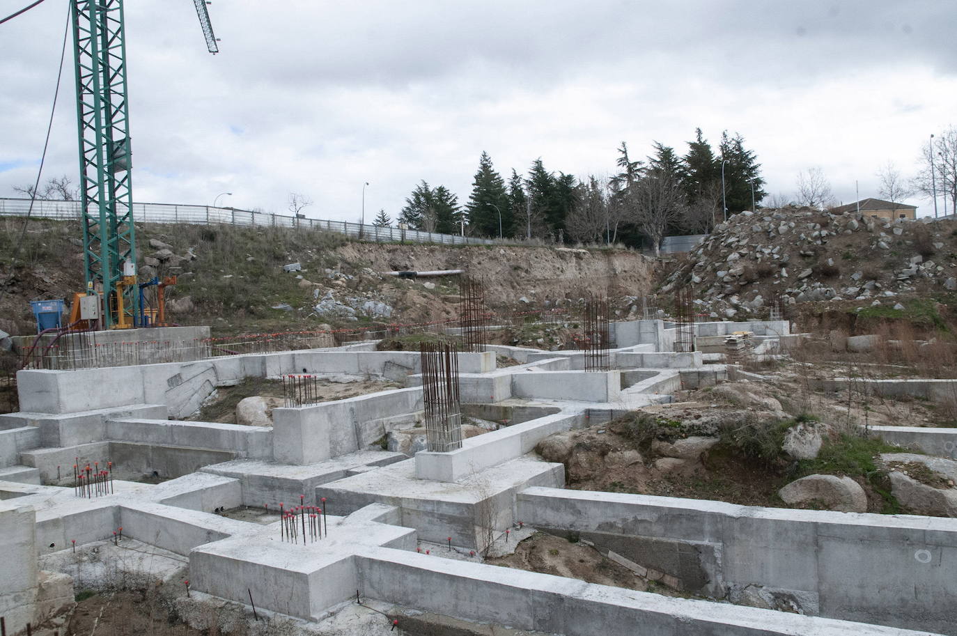 Obras, paralizadas desde el verano de 2019, del edificio de FP del instituto de San Lorenzo.