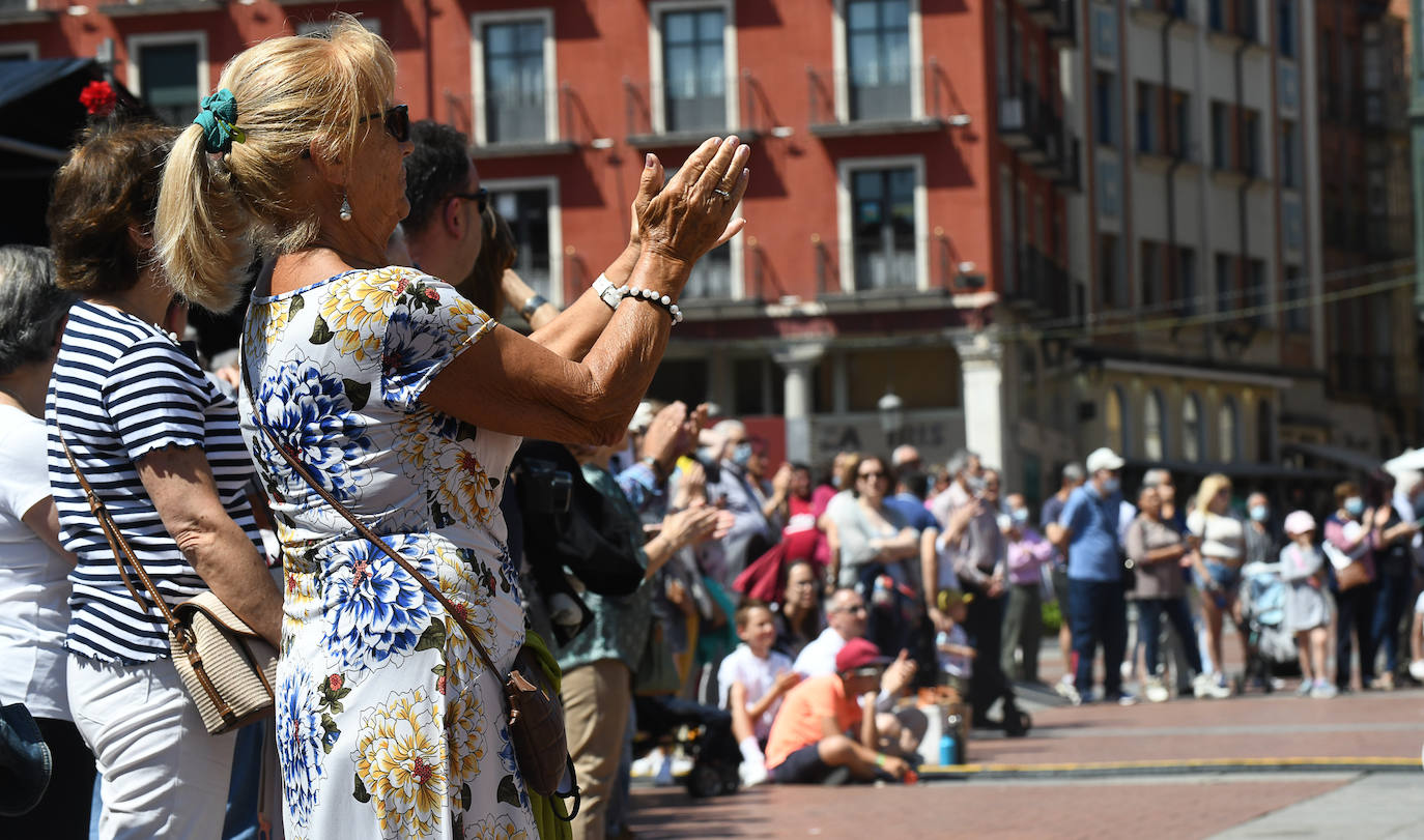 Fotos: Bailes regionales en la Plaza Mayor de Valladolid