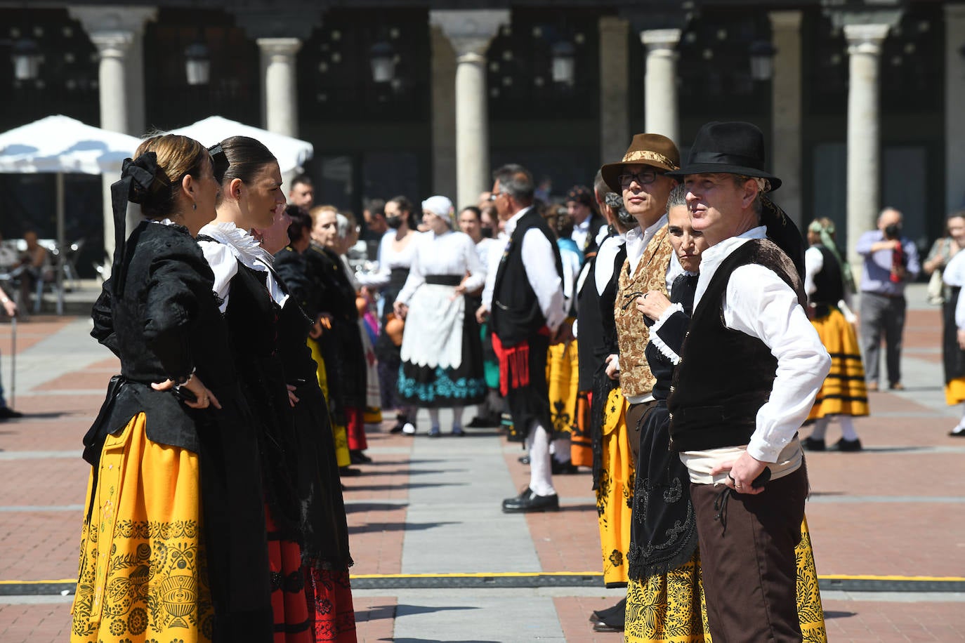 Fotos: Bailes regionales en la Plaza Mayor de Valladolid