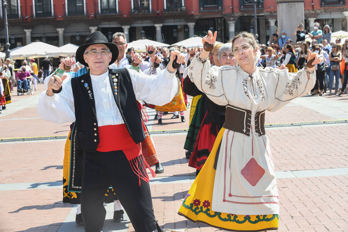 Fotos: Bailes regionales en la Plaza Mayor de Valladolid
