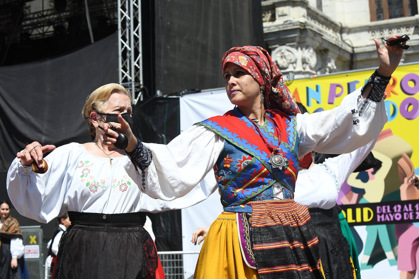Fotos: Bailes regionales en la Plaza Mayor de Valladolid