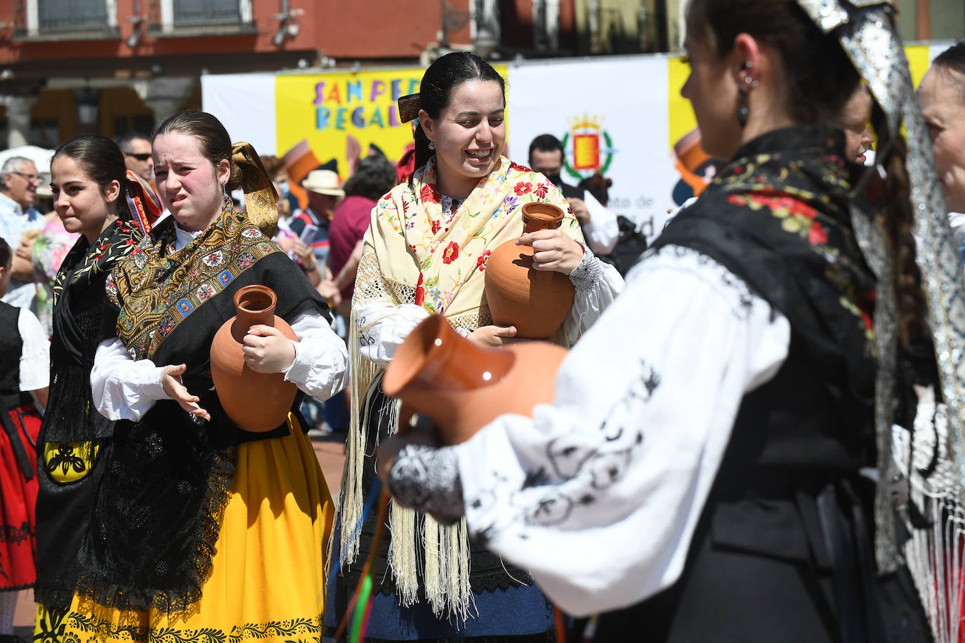 Fotos: Bailes regionales en la Plaza Mayor de Valladolid