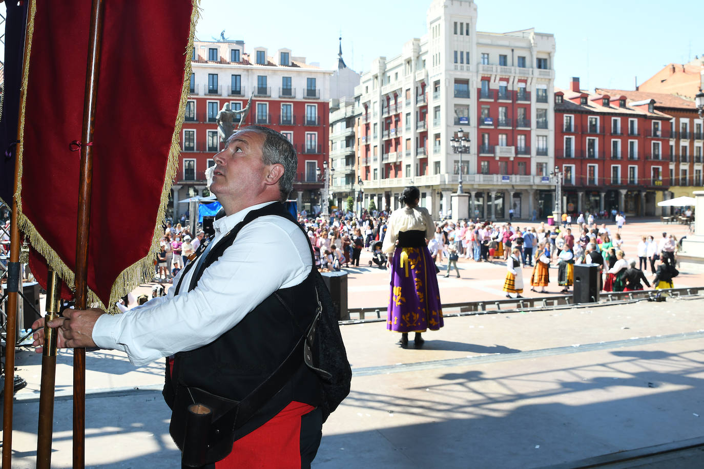 Fotos: Bailes regionales en la Plaza Mayor de Valladolid