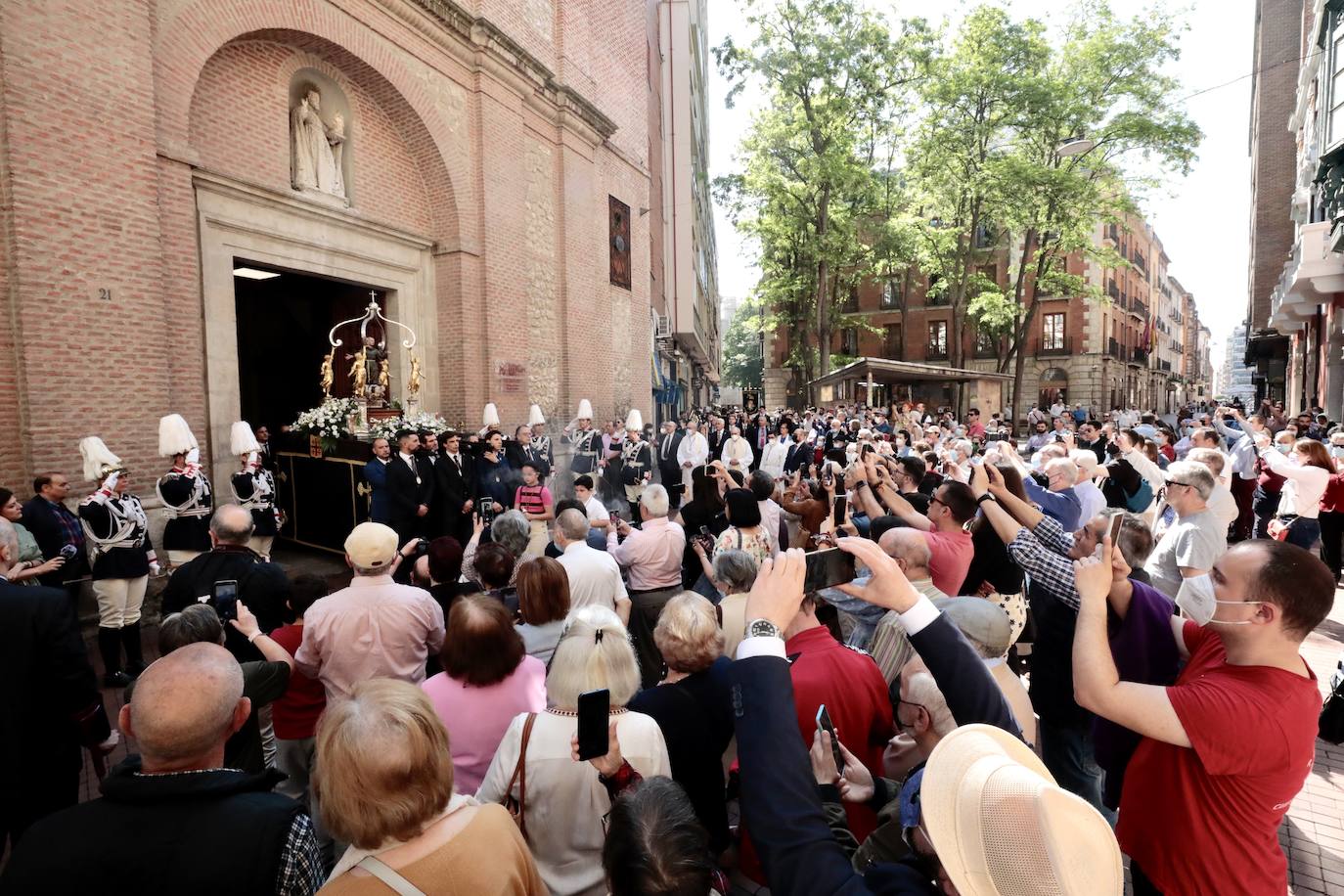 Fotos: Procesión y ofrenda floral a San Pedro Regalado en Valladolid