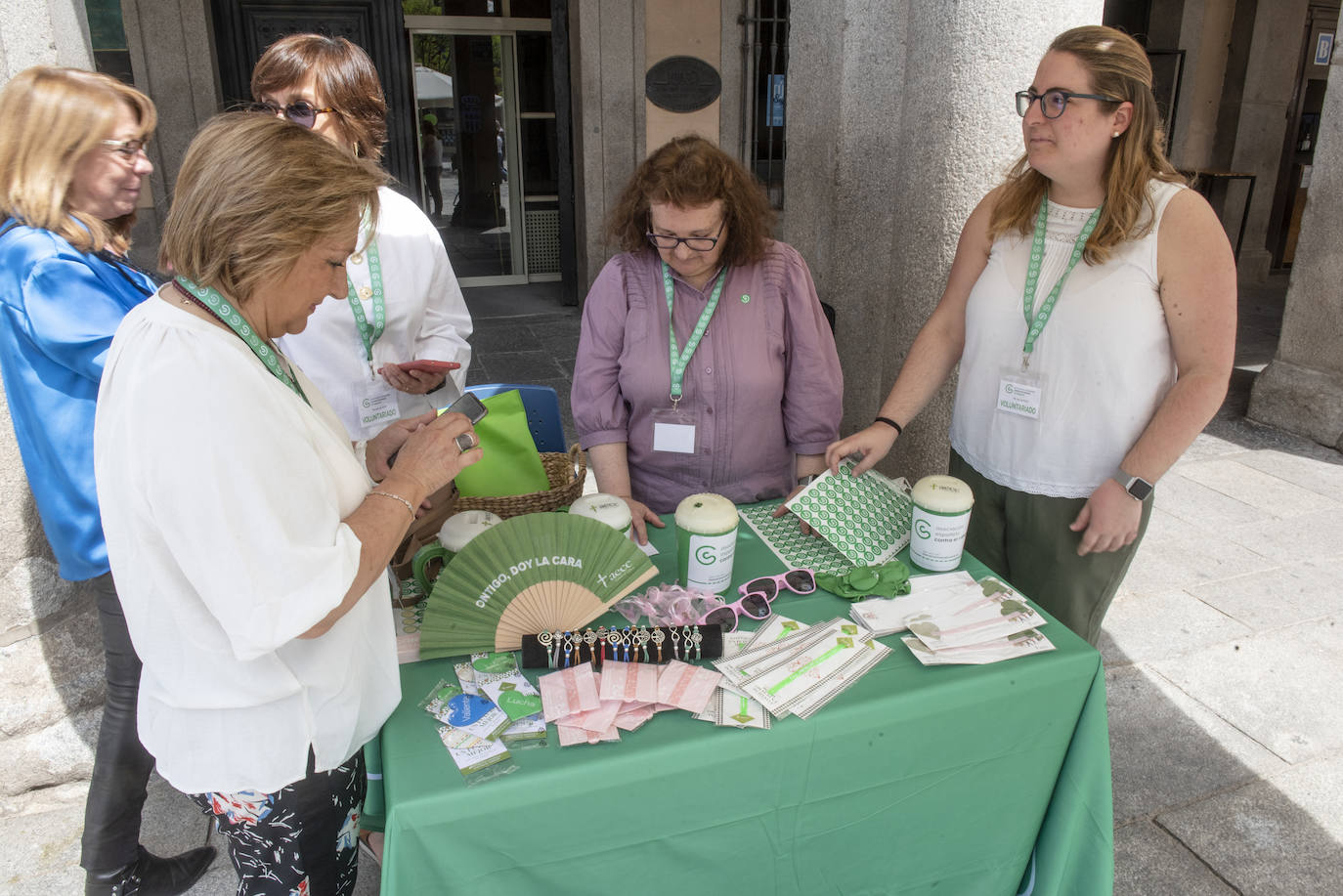 Una de las mesas instaladas por la AECC en Segovia.