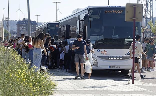 Llegada de los autobuses.