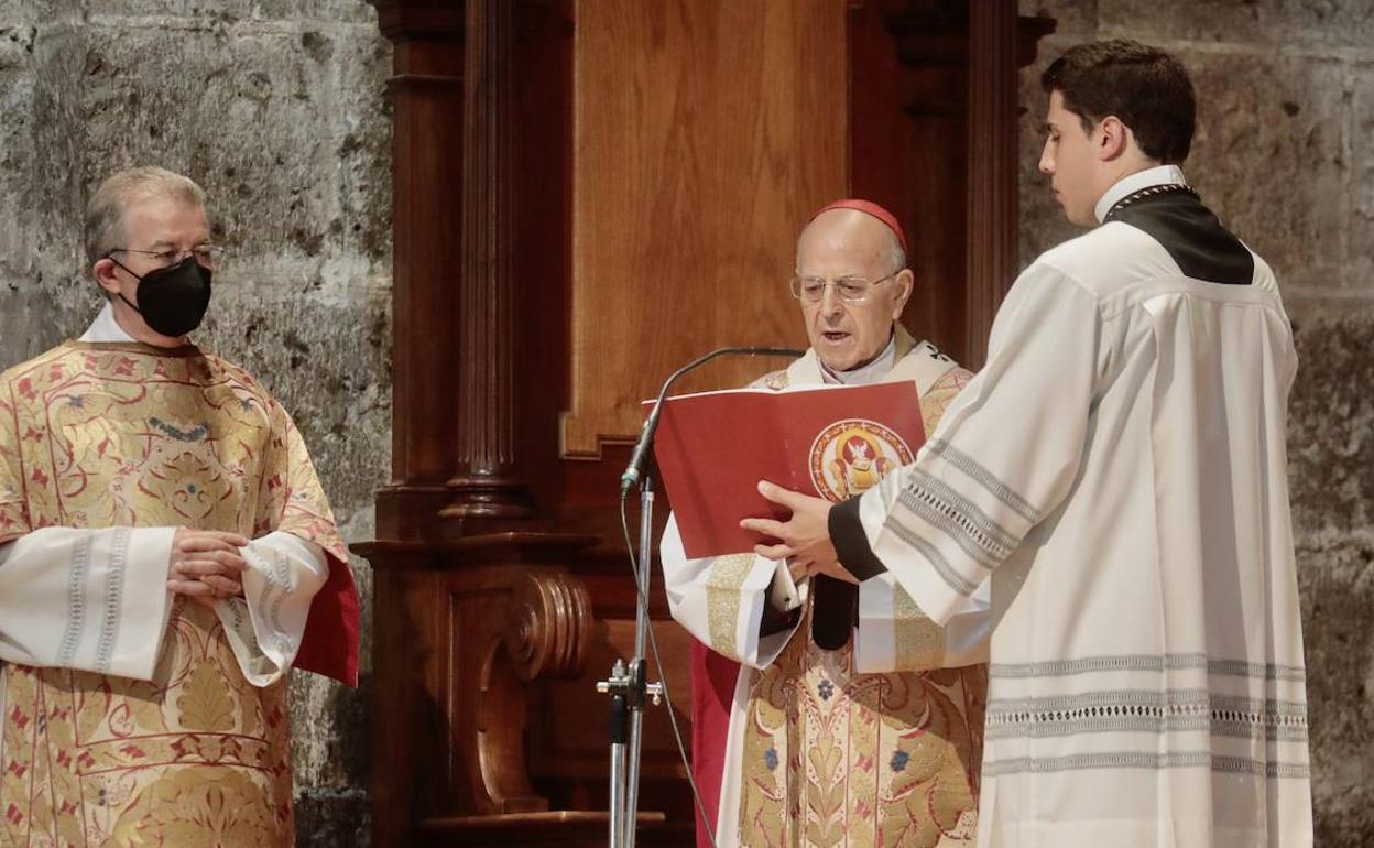 Ricardo Blázquez oficia la eucaristía en honor del patrón de Valladolid en la Catedral. 