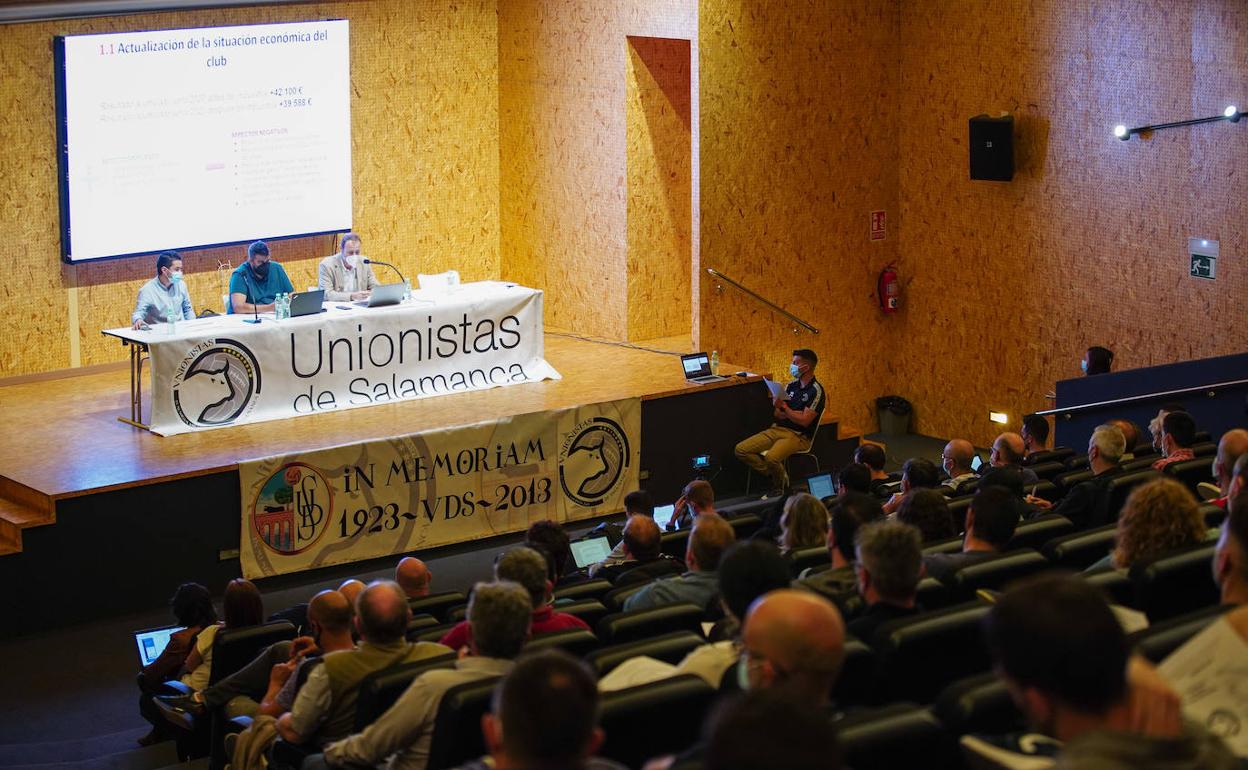 Imagen de una Asamblea de socios de Unionistas. 